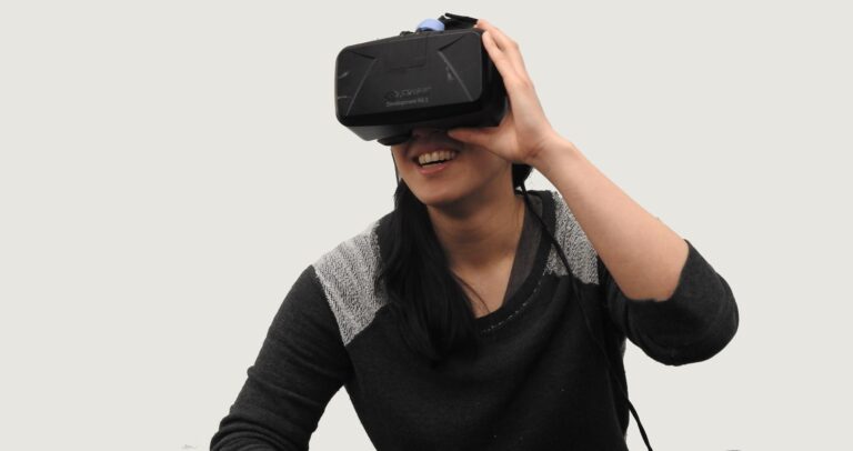 What Is Virtual Reality? And Practical Benefits Of AR And VR In The Office And Hospitals