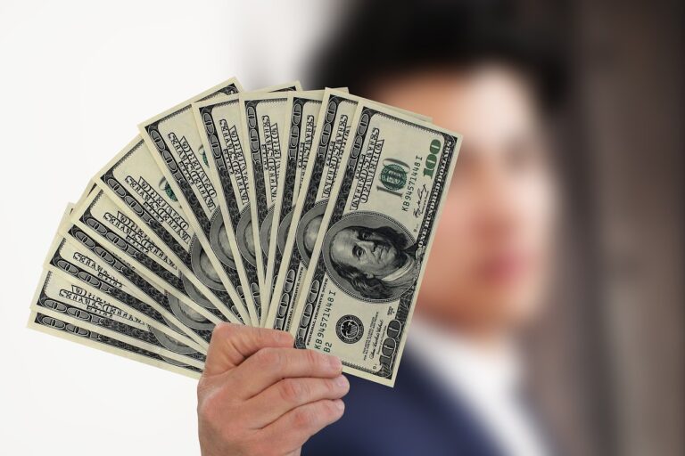 4 Ways to Send Money to a Relative Overseas