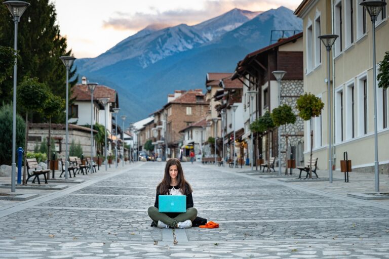4 Gadgets That Digital Nomads Must Add To Their Packing List
